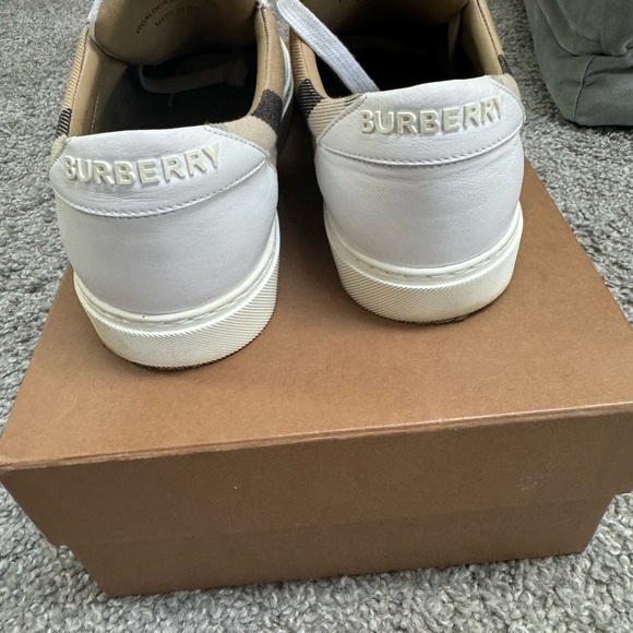 Burberry - Picture 3 of 5